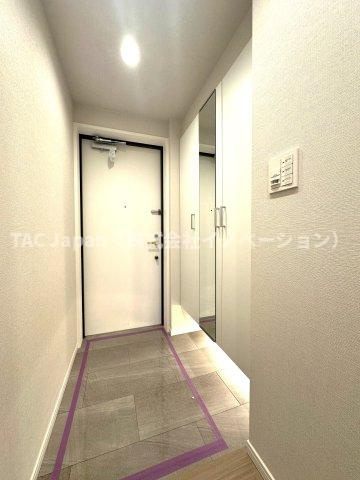 サングランデ桜橋の玄関|落ち着いたデザインと広々とした空間が調和する玄関は、住まう人を温かく迎え入れます。毎日の出発と帰宅を心地よく包み込み、日常に上質なひとときをもたらしてくれる場所です。