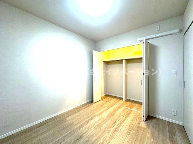 サングランデ桜橋の洋室|クローゼットを備えた機能的な洋室。収納力に優れ、すっきりと整った空間を保ちやすく、住まい全体の心地よさを高めてくれます。