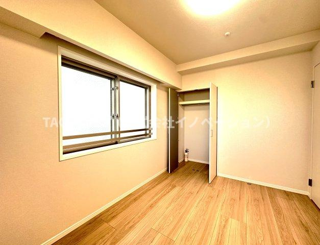 サングランデ桜橋の洋室|明るさと落ち着きを兼ね備えた洋室。大きな窓から差し込む自然光が、心をやさしく満たしてくれる穏やかなプライベート空間です。