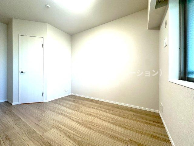 サングランデ桜橋の洋室|たっぷりの自然光が差し込む洋室で、家族とのくつろぎ時間がいっそう心地よく広がる空間へ。