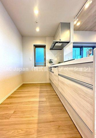 サングランデ桜橋のキッチン|白を基調にした清潔感あふれるキッチンは、料理だけでなく片付けもスムーズに進みます。使いやすい収納や動線設計で、毎日の家事を少しラクに、そして楽しくしてくれる大切な場所です。