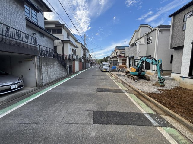 横浜市保土ケ谷区権太坂1丁目 新築戸建て【仲介手数料無料】カースペース2台の前面道路含む現地写真