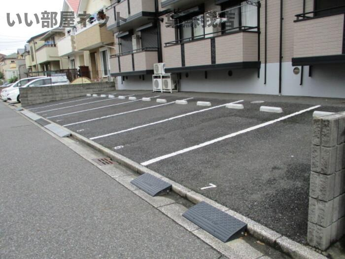 コーポ小倉Bの駐車場|駐車場があるので、車を買う予定の方も安心です