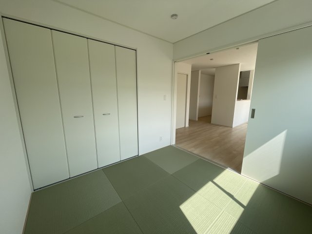 【キッチン】 | 新築分譲住宅　山形市長町第8　全1棟 | 【Counter Kitchen】
お料理を効率的に、楽しく。ママの毎日のお料理を効率的にしてくれる動線は「１分でも家事の時間を短縮したい」という思いを叶えてくれます(*^-^*)
