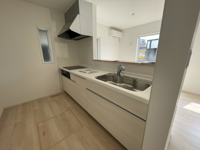 【浴室】 | 新築分譲住宅　山形市長町第8　全1棟 | 【Bathroom】
ゆったりとした大き目の浴槽が嬉しい。毎日の疲れを取る癒しの場所だからこそこだわった空間です。リラックスできる優しいカラーで、時を忘れるほどのんびりできる空間に。