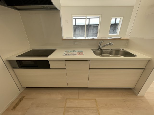 【独立洗面台】 | 新築分譲住宅　山形市長町第8　全1棟 | 【Bathroom vanity】
脱衣スペースを含む空間はゆとりの広さを設け、また洗面化粧台の鏡の後ろに収納スペースを設ける事により、散らかりやすい洗面スペースをスッキリ保てます。