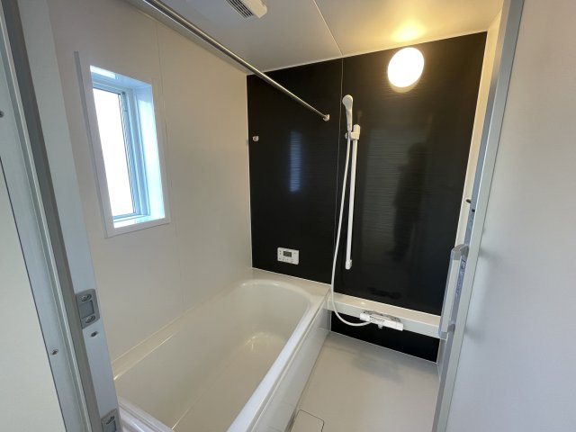 【トイレ】 | 新築分譲住宅　山形市長町第8　全1棟 | 【Toilet】
ウォシュレット機能付きシャワートイレは、ツイントルネード洗浄なので、少ない水でもしっかりと前方の返し部分から後方部までしっかり洗浄！