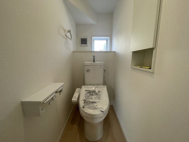 【バルコニー】 | 新築分譲住宅　山形市長町第8　全1棟 | 【Balcony】
屋根付きでひろびろバルコニーですので、物干しは勿論、お酒を飲みながら寛ぐスペースとしてもいかがでしょうか？