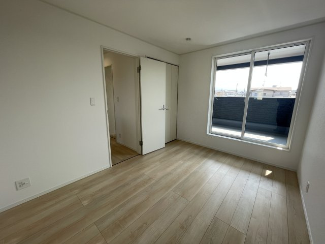 【玄関】 | 新築分譲住宅　山形市長町第8　全1棟 | 【Entrance】
玄関ドアと小窓からの光が明るさを演出します。シューズクローゼットには写真や季節のお花を飾ることが出来ますよ♪