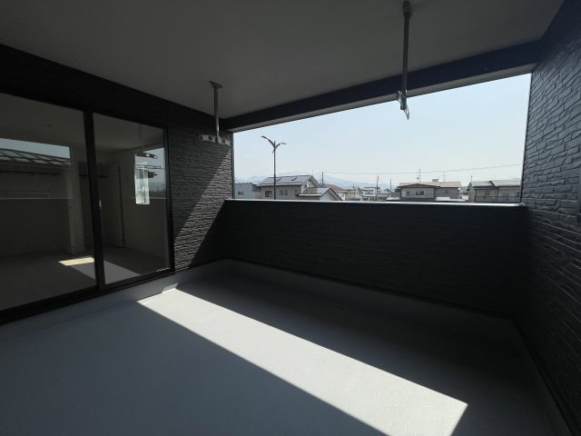 【構造・工法・仕様】 | 新築分譲住宅　山形市長町第8　全1棟 | ヒートポンプ式でお湯を沸かし貯めておく給湯器です                          
深夜にお湯を沸かす事でプロパンガスの給湯器よりも光熱費を抑える事ができます♪