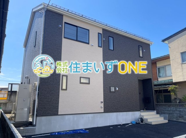 【外観】 | 新築分譲住宅　山形市長町第8　全1棟 | 【Facade】
爽やかな青空の下に贅沢なほどに降り注ぐ陽光、豊かな居住性と、クオリティが見事に調和した住空間は、住まうことの喜びを感じさせてくれます。
