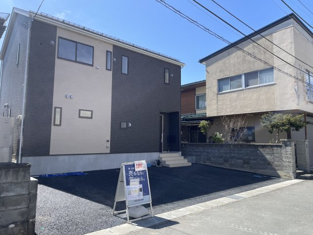 【外観パース】 | 新築分譲住宅　山形市長町第8　全1棟 | 1号棟
【Appearance】
ダークカラーを基調とした外観です♪ゆとりある空間で新しい家族みんなの生活が始まります。