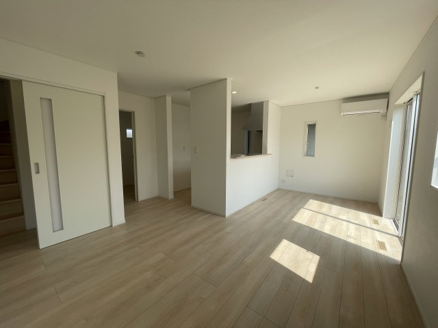 【居間・リビング】 | 新築分譲住宅　山形市長町第8　全1棟 | 【Living room】
家族の食事や団らんのほか、子どもを遊ばせたり、友人を招いたりするLDKは住まいの中心です。
長時間過ごす場所だからこそ、ほっと落ち着く安心感のある場所にしたいですよね♪