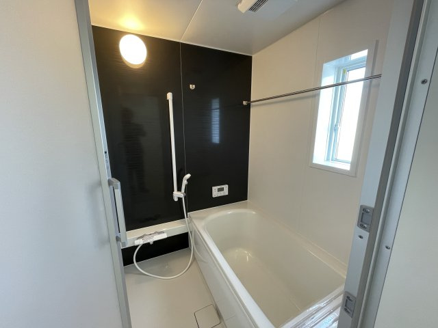 【浴室】 | 新築分譲住宅　山形市印役町　第7　全2棟 | 【Bathroom】
ゆったりとした大き目の浴槽が嬉しい。毎日の疲れを取る癒しの場所だからこそこだわった空間です。リラックスできる優しいカラーで、時を忘れるほどのんびりできる空間に。