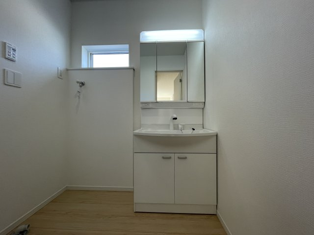 【独立洗面台】 | 新築分譲住宅　山形市印役町　第7　全2棟 | 【Bathroom vanity】
脱衣スペースを含む空間はゆとりの広さを設け、また洗面化粧台の鏡の後ろに収納スペースを設ける事により、散らかりやすい洗面スペースをスッキリ保てます。