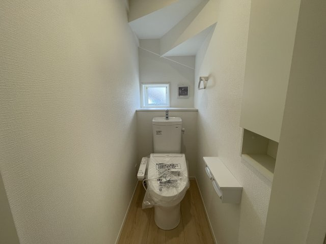 【トイレ】 | 新築分譲住宅　山形市印役町　第7　全2棟 | 【Toilet】
ウォシュレット機能付きシャワートイレは、ツイントルネード洗浄なので、少ない水でもしっかりと前方の返し部分から後方部までしっかり洗浄！