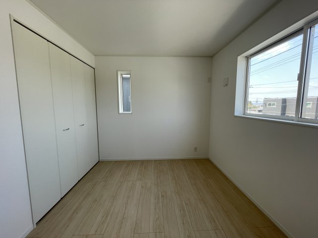 【洋室】 | 新築分譲住宅　山形市印役町　第7　全2棟 | 【Style Room】
家族一人ひとりの大切なプライベート空間。趣味・感性で個性的に飾って頂けるようシンプルに仕上げてあります。自分時間を充実させながら心豊かなひとときを過ごすための大切な空間。