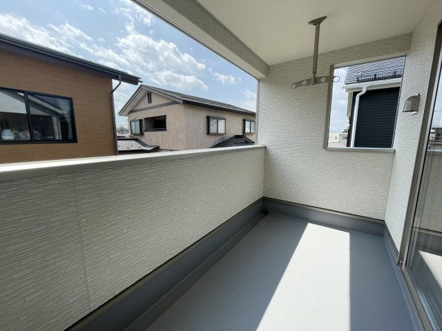 【バルコニー】 | 新築分譲住宅　山形市印役町　第7　全2棟 | 【Balcony】
屋根付きでひろびろバルコニーですので、物干しは勿論、お酒を飲みながら寛ぐスペースとしてもいかがでしょうか？
