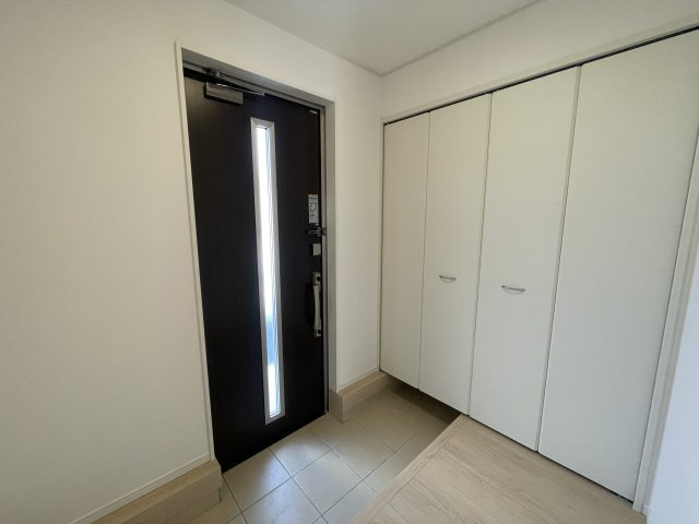【玄関】 | 新築分譲住宅　山形市印役町　第7　全2棟 | 【Entrance】
玄関ドアと小窓からの光が明るさを演出します。シューズクローゼットには写真や季節のお花を飾ることが出来ますよ♪