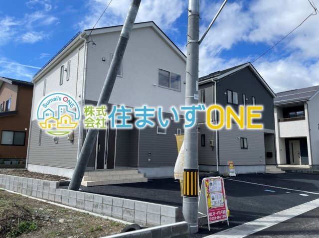【前面道路含む現地写真】 | 新築分譲住宅　山形市印役町　第7　全2棟 | 【Appearance】
堂々たる趣ながら、主張し過ぎずどこか余裕を感じさせるシャープなフォルムで佇む邸宅は、晴天の空と照らし合わせる事で、本来あるべき完成形の姿を見せてくれます。