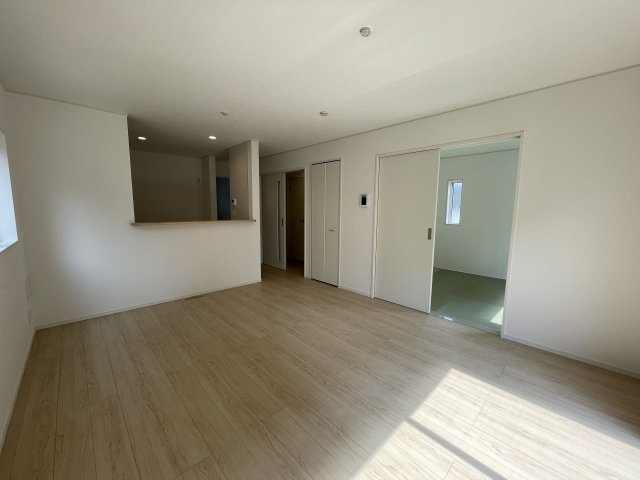 【居間・リビング】 | 新築分譲住宅　山形市印役町　第7　全2棟 | 【Living room】
家族の食事や団らんのほか、子どもを遊ばせたり、友人を招いたりするLDKは住まいの中心です。
長時間過ごす場所だからこそ、ほっと落ち着く安心感のある場所にしたいですよね♪