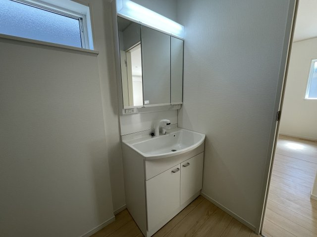【内観：施工例】 | 新築分譲住宅　山形市印役町　第7　全2棟 | 【Bathroom】
ゆったりとした大き目の浴槽が嬉しい。毎日の疲れを取る癒しの場所だからこそこだわった空間です。リラックスできる優しいカラーで、時を忘れるほどのんびりできる空間に。
