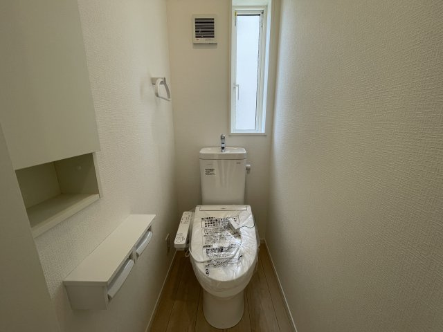 【内観：施工例】 | 新築分譲住宅　山形市印役町　第7　全2棟 | 【Bathroom vanity】
脱衣スペースを含む空間はゆとりの広さを設け、また洗面化粧台の鏡の後ろに収納スペースを設ける事により、散らかりやすい洗面スペースをスッキリ保てます。