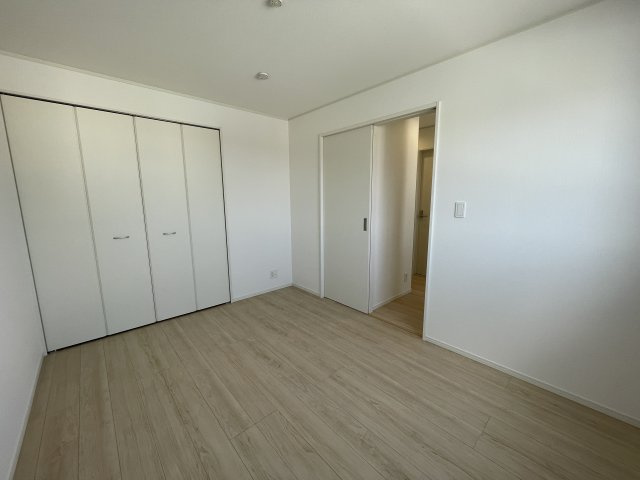 【内観：施工例】 | 新築分譲住宅　山形市印役町　第7　全2棟 | 【Toilet】
ウォシュレット機能付きシャワートイレは、ツイントルネード洗浄なので、少ない水でもしっかりと前方の返し部分から後方部までしっかり洗浄！