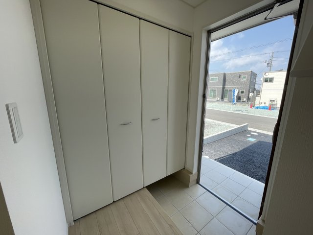 【内観：施工例】 | 新築分譲住宅　山形市印役町　第7　全2棟 | 【Balcony】
屋根付きでひろびろバルコニーですので、物干しは勿論、お酒を飲みながら寛ぐスペースとしてもいかがでしょうか？