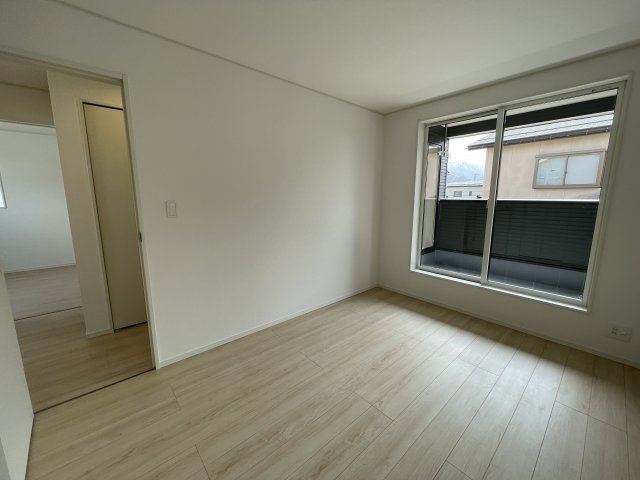 【構造・工法・仕様】 | 新築分譲住宅　山形市印役町　第7　全2棟 | フラット35の工事仕様書では、立ち上がりの主筋が13mm以上となっておりますが、当社では13mmの鉄筋ではなく16mmの鉄筋を採用しています