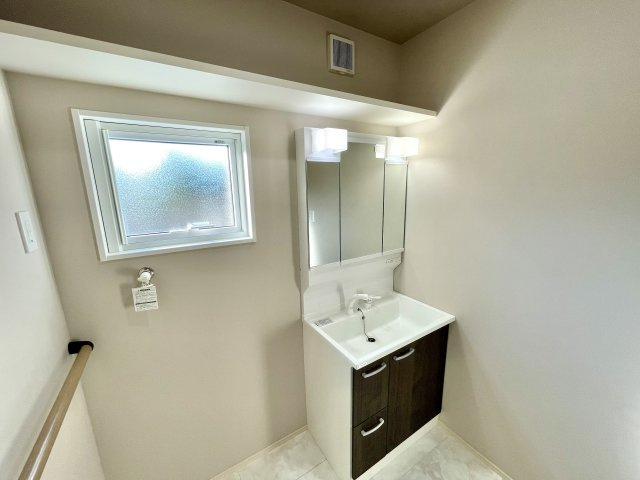 【独立洗面台】 | 【新築分譲住宅　～Sumika～】　リリーフ柏木　☆全2棟☆ | 【Powder room】
人気の３面鏡を採用！ミラー裏に収納でき、生活感なくすっきり。また、窓もあるので明るく換気もできますね♪