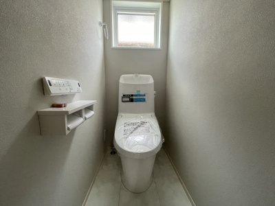 【トイレ】 | 【新築分譲住宅　～Sumika～】　リリーフ柏木　☆全2棟☆ | 【Toilet】
清潔な空間を保ちたいトイレはオフホワイトでまとめました。毎日使う場所だからこそお手入れも楽々にできる機能が搭載されております。汚れが付着しにくい便器はお掃除も楽々です。
