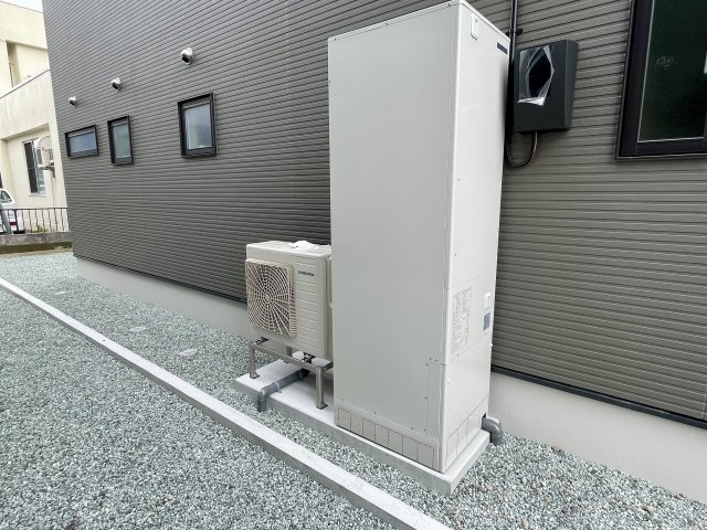 【その他】 | 【新築分譲住宅　～Sumika～】　リリーフ柏木　☆全2棟☆ | ヒートポンプ式でお湯を沸かし貯めておく給湯器です。
深夜にお湯を沸かす事でプロパンガスの給湯器よりも光熱費を抑える事ができ、
万が一災害時には貯湯タンクの水を使用することができます♪