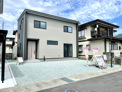 【外観】 | 【新築分譲住宅　～Sumika～】　リリーフ柏木　☆全2棟☆ | 【Appearance】
堂々たる趣ながら、主張し過ぎずどこか余裕を感じさせるシャープなフォルムで佇む邸宅は、晴天の空と照らし合わせる事で、本来あるべき完成形の姿を見せてくれます。