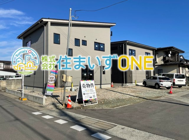 【外観】 | 【新築分譲住宅　～Sumika～】　リリーフ柏木　☆全2棟☆ | 【Appearance】
堂々たる趣ながら、主張し過ぎずどこか余裕を感じさせるシャープなフォルムで佇む邸宅は、晴天の空と照らし合わせる事で、本来あるべき完成形の姿を見せてくれます。