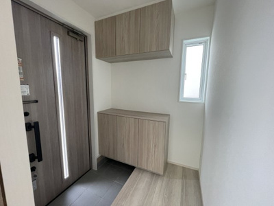 【玄関】 | 【新築分譲住宅　～Sumika～】　リリーフ柏木　☆全2棟☆ | 【Entrance】
並んで座ってお出かけ準備ができる、ゆとりの上がり框。窓付きで、玄関ホールは明るい空間です。採光だけでなく、こもりがちな空気の入れ替えも楽ちん♪