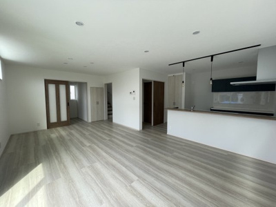 【居間・リビング】 | 【新築分譲住宅　～Sumika～】　リリーフ柏木　☆全2棟☆ | 【Living room】
家族と過ごすひと時を溢れる光が優しく包み込むリビングダイニング。家族とともに、心穏やかに過ごすひととき。家族との時間、自分の時間を大切にできる空間がここにあります。