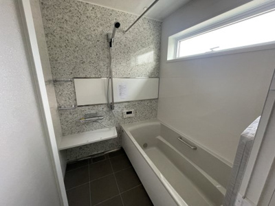 【その他】 | 【新築分譲住宅　～Sumika～】　リリーフ柏木　☆全2棟☆ | 【Bathroom】
広々したバスルームは日々の疲れを癒してくれます。半身浴タイプなので、お子さんと一緒にゆっくり湯船につかりながら１日の出来事をお話したり・・そんな素敵時間が過ごせます♪