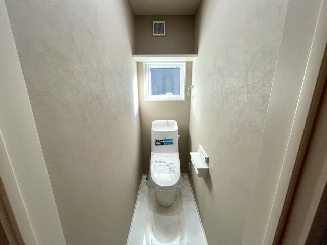 【トイレ】 | 【新築分譲住宅　～Sumika～】　リリーフ柏木　☆全2棟☆ | 【Toilet】
清潔な空間を保ちたいトイレはオフホワイトでまとめました。毎日使う場所だからこそお手入れも楽々にできる機能が搭載されております。汚れが付着しにくい便器はお掃除も楽々です。