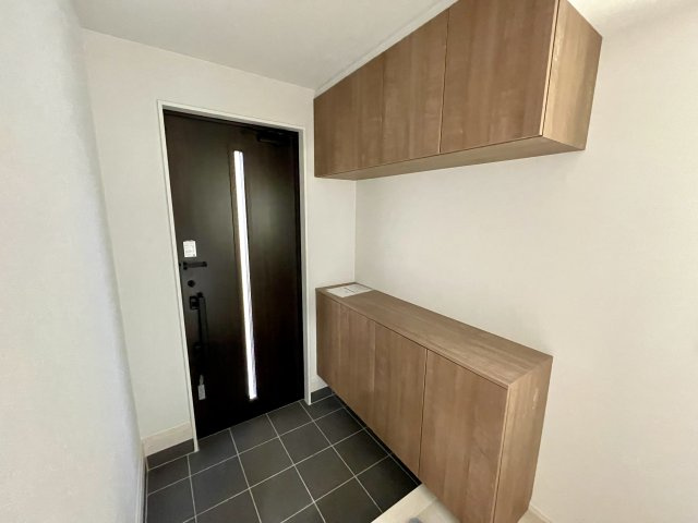 【玄関】 | 【新築分譲住宅　～Sumika～】　リリーフ柏木　☆全2棟☆ | 【Entrance】
並んで座ってお出かけ準備ができる、ゆとりの上がり框。窓付きで、玄関ホールは明るい空間です。採光だけでなく、こもりがちな空気の入れ替えも楽ちん♪