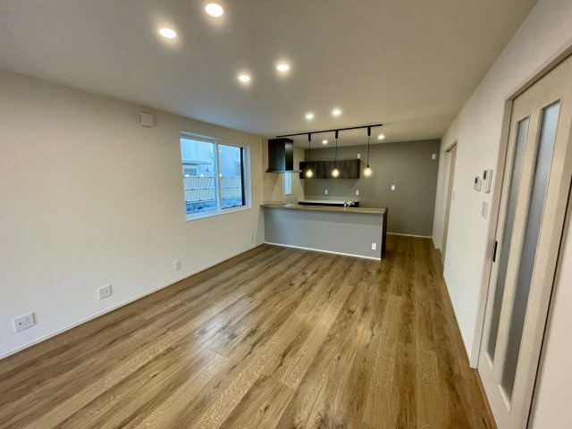 【居間・リビング】 | 【新築分譲住宅　～Sumika～】　リリーフ柏木　☆全2棟☆ | 【Living room】
家族と過ごすひと時を溢れる光が優しく包み込むリビングダイニング。家族とともに、心穏やかに過ごすひととき。家族との時間、自分の時間を大切にできる空間がここにあります。