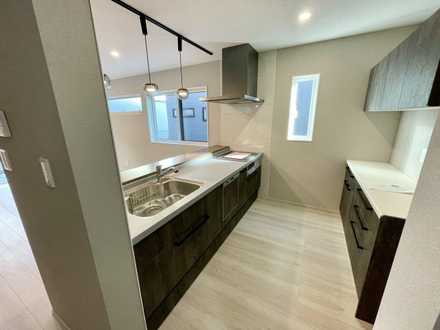 【キッチン】 | 【新築分譲住宅　～Sumika～】　リリーフ柏木　☆全2棟☆ | 奥様に人気の対面キッチンを設けました。ご家族とコミュニケーションをとりながら家事を行えます。