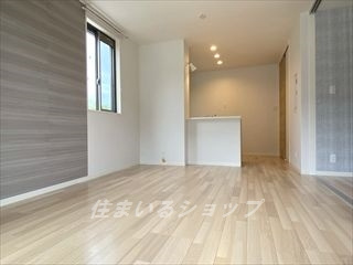 広島市安佐北区三入５丁目のアパートの居間・リビング|人気の対面キッチン