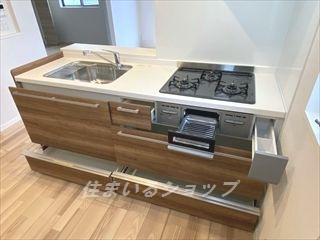 広島市安佐北区三入５丁目のアパートのキッチン|３口ガスコンロ・グリル付きシステムキッチン