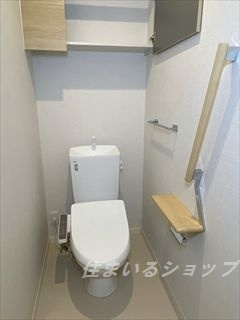 広島市安佐北区三入５丁目のアパートのトイレ|シャワートイレ・手すり・収納あり