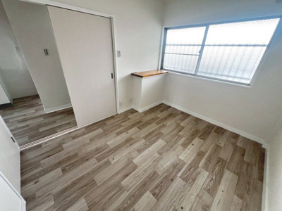 【洋室】 | もず山洋ハイツ | 約5帖の洋室。ベッドを置いてもゆとりがございます♪