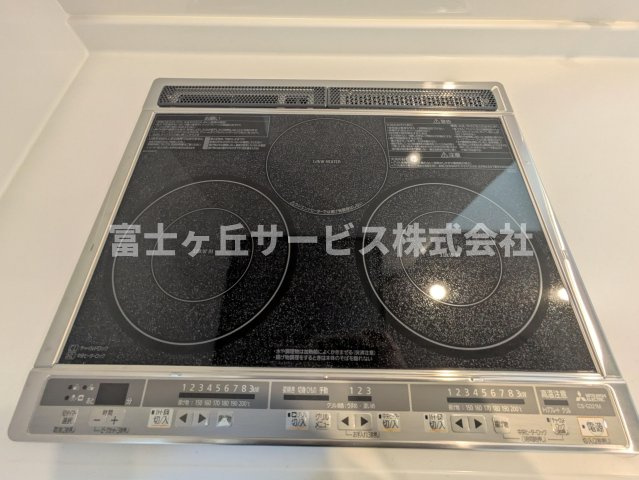 【防犯設備】 | 磐田市高木 新築一戸建て 3号棟 | 3口IHコンロがあります
