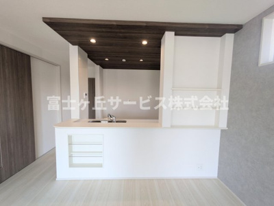 【キッチン】 | 磐田市高木 新築一戸建て 3号棟 | 前から見たキッチンです