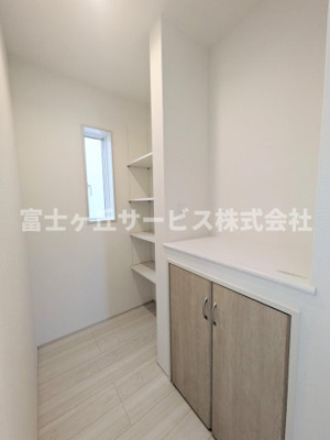 【収納】 | 磐田市高木 新築一戸建て 4号棟 | キッチン横の収納です
