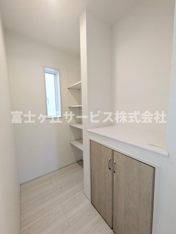 【収納】 | 磐田市高木 新築一戸建て 4号棟 | キッチン横の収納です
